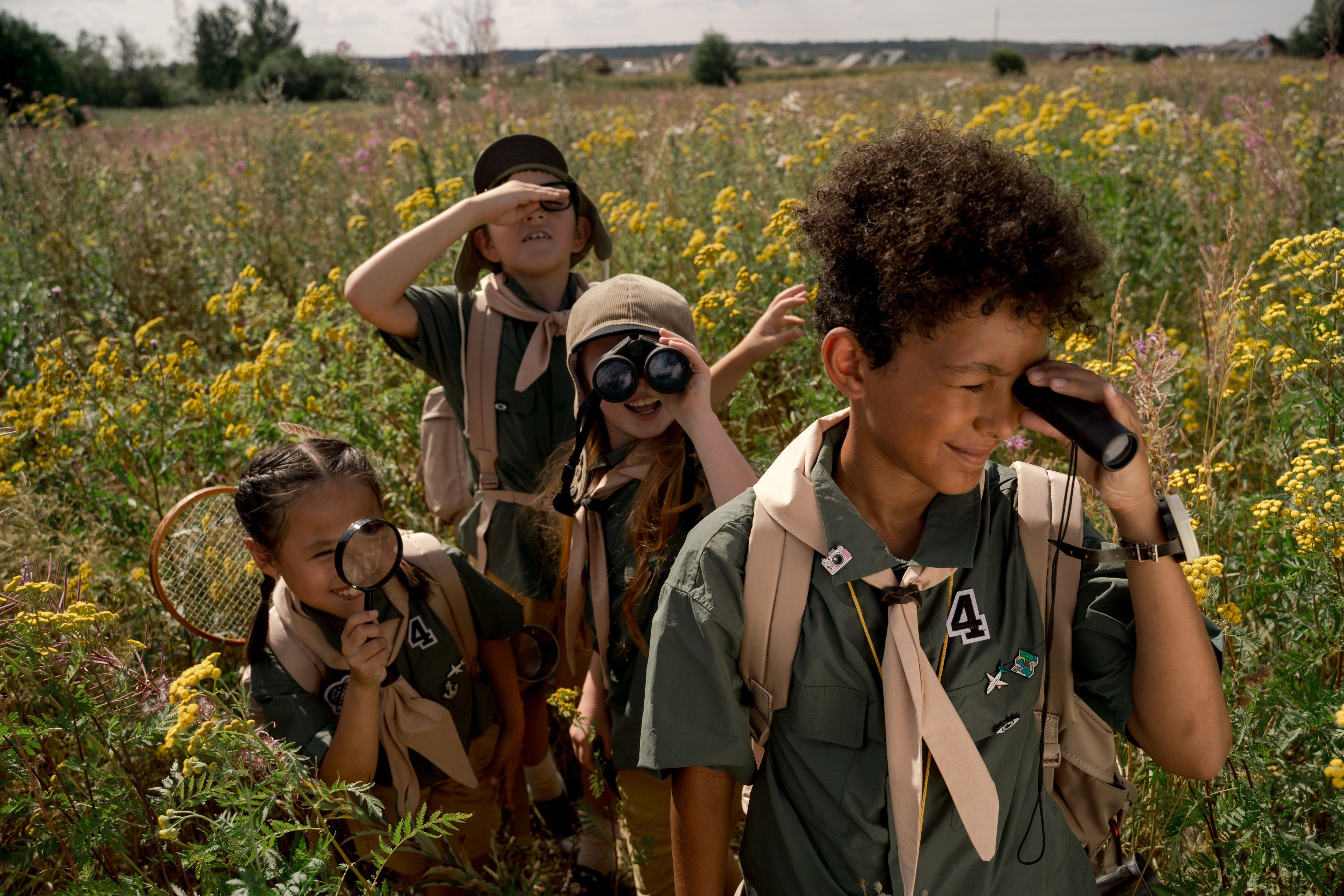 Kinderen als ontdekkers in een bloemenveld — nieuwsgierigheid en leren onderzoeken